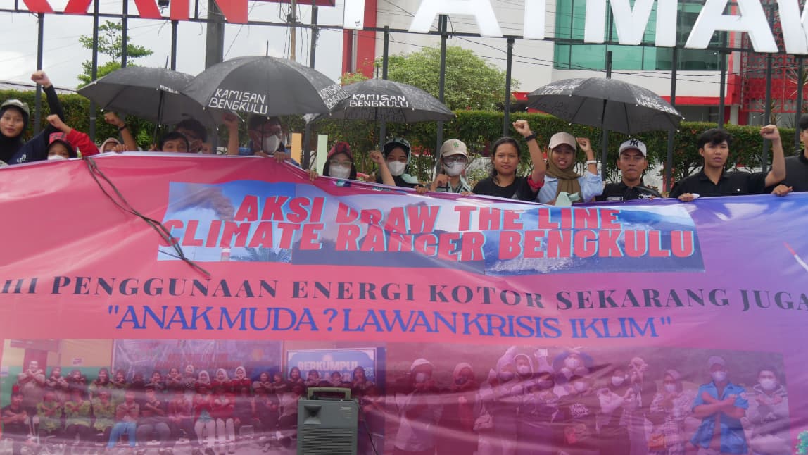 Aksi "Draw The Line" : Desak Transisi Energi Bersih Segera Dilaksanakan