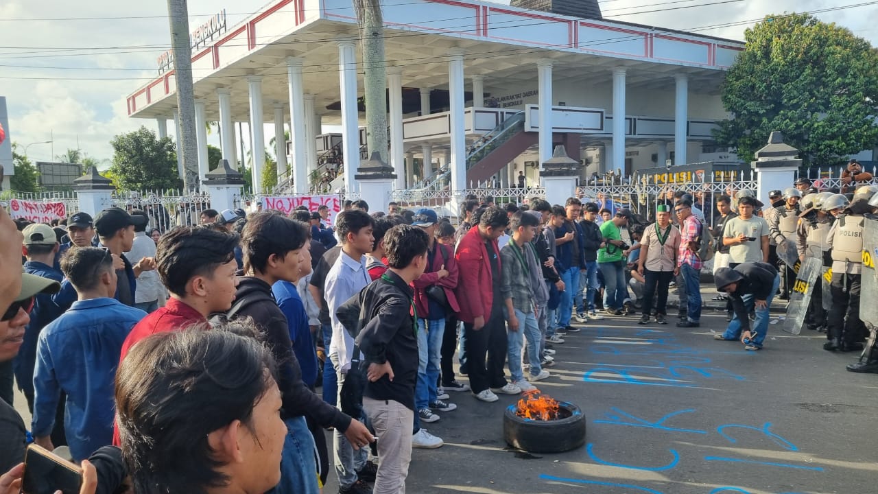 Mahasiswa dan Aktivis Gelar Aksi Hari Buruh di Bengkulu, DPRD Dinyatakan Tak Layak Wakili Aspirasi Rakyat