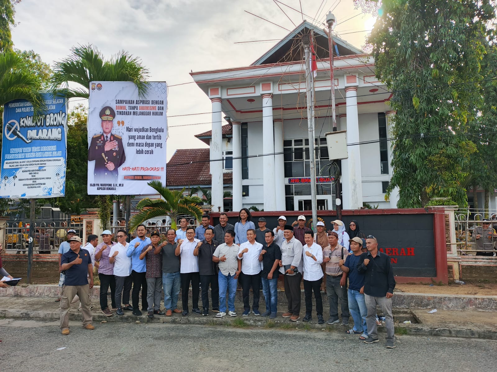 Massa Aliansi Desak DPRD Bengkulu Selatan Mundur, Soroti Anggaran hingga Dugaan Korupsi KPU