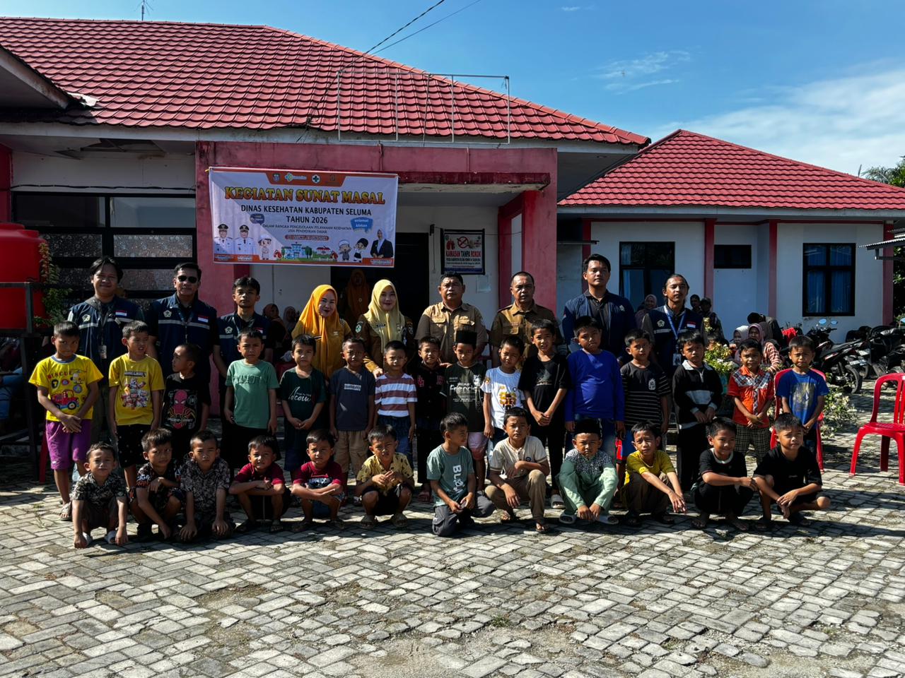 Sunat Massal Dinas Kesehatan Seluma Berjalan Sukses, KKN Kelompok 95 Periode 108 Universitas Bengkulu Turut Ambil Bagian dalam Pelayanan Masyarakat
