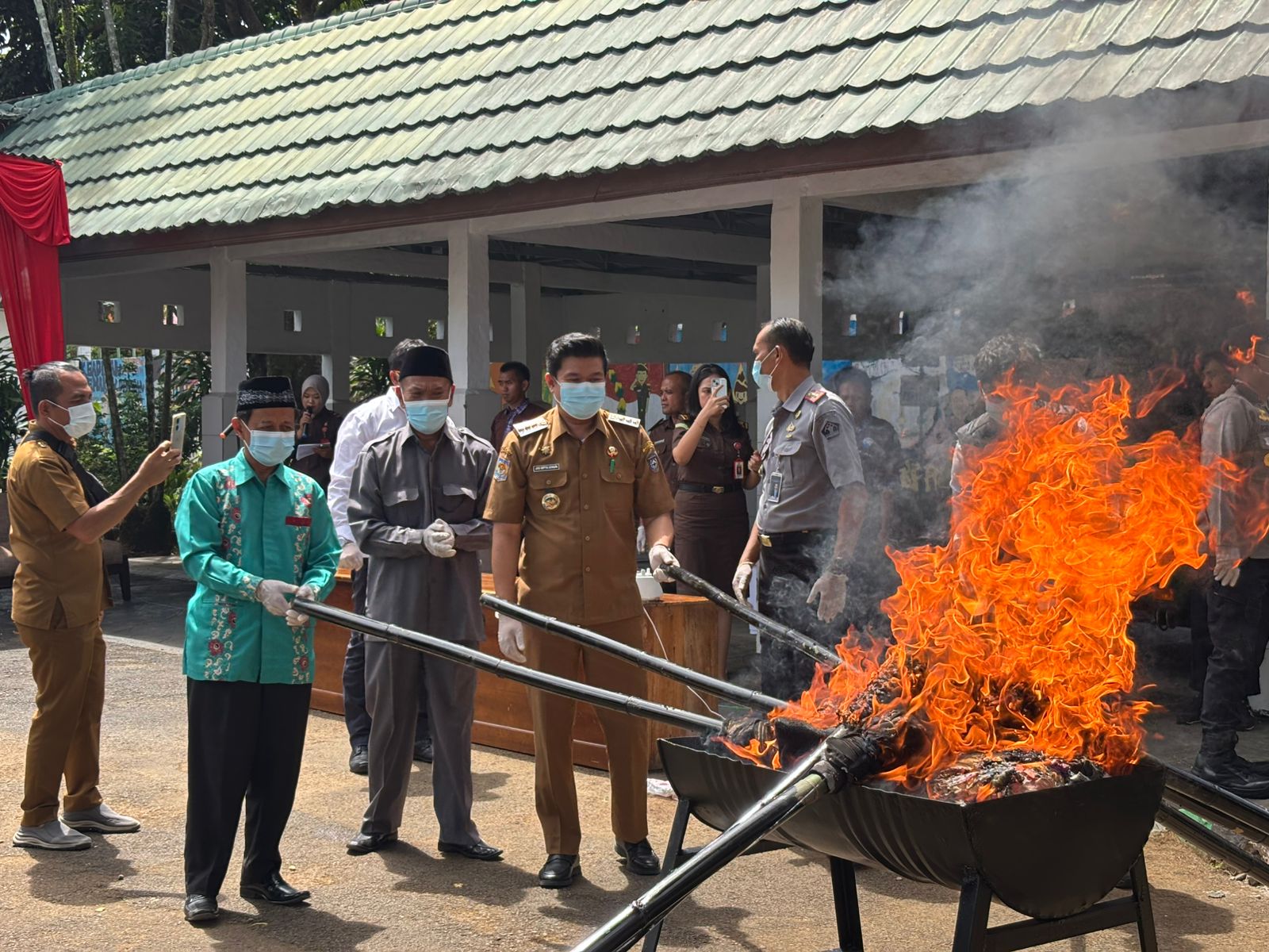 Kejari Bengkulu Utara Musnahkan Barang Bukti dari 30 Kasus Tindak Pidana