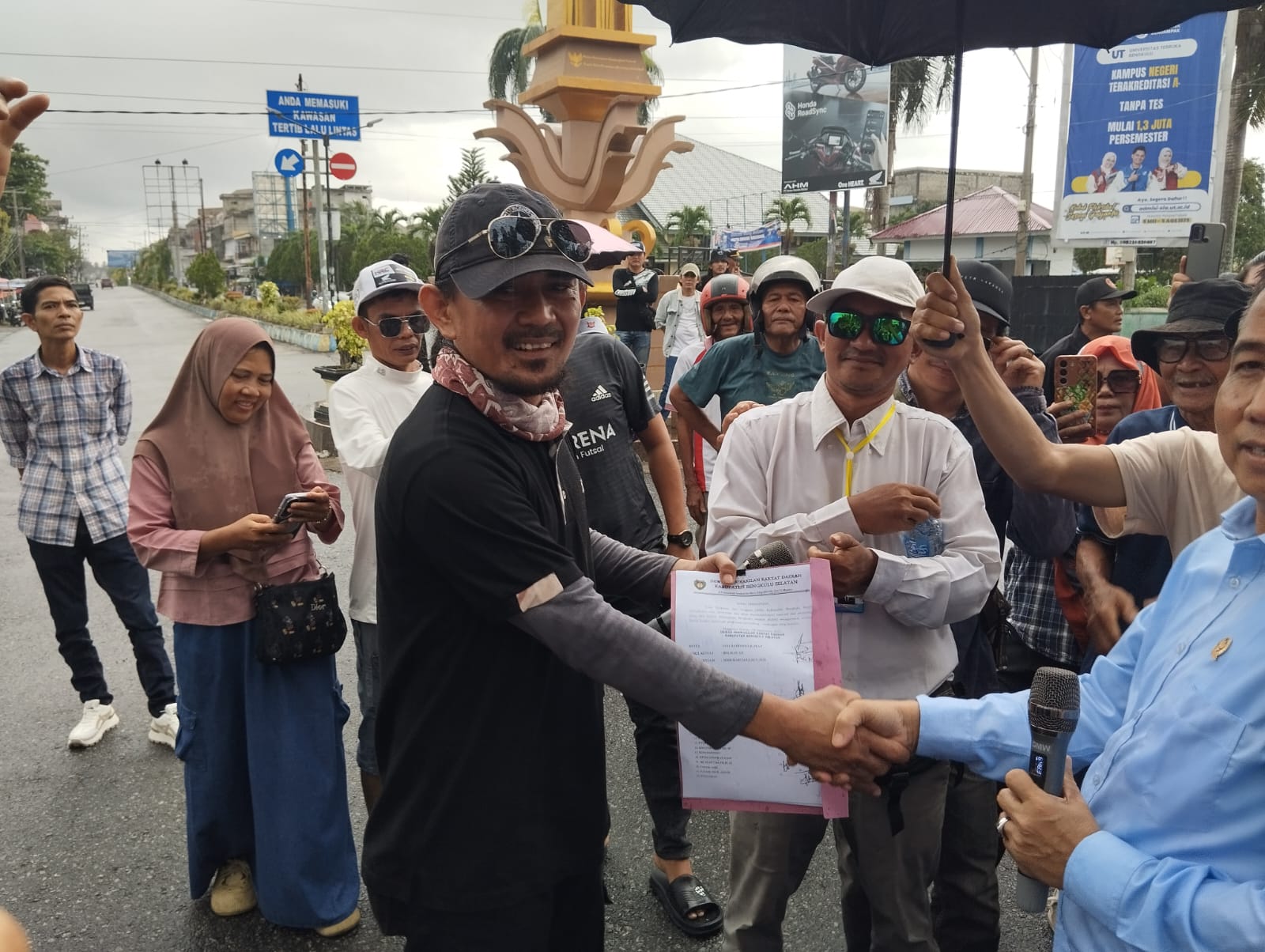 Massa Aliansi Desak DPRD Bengkulu Selatan Dibubarkan, Tuntut Usut Dugaan Korupsi KPU Bengkulu Selatan hingga Permasalahan Batas Kabupaten Bengkulu Selatan dengan Kabupaten Kaur