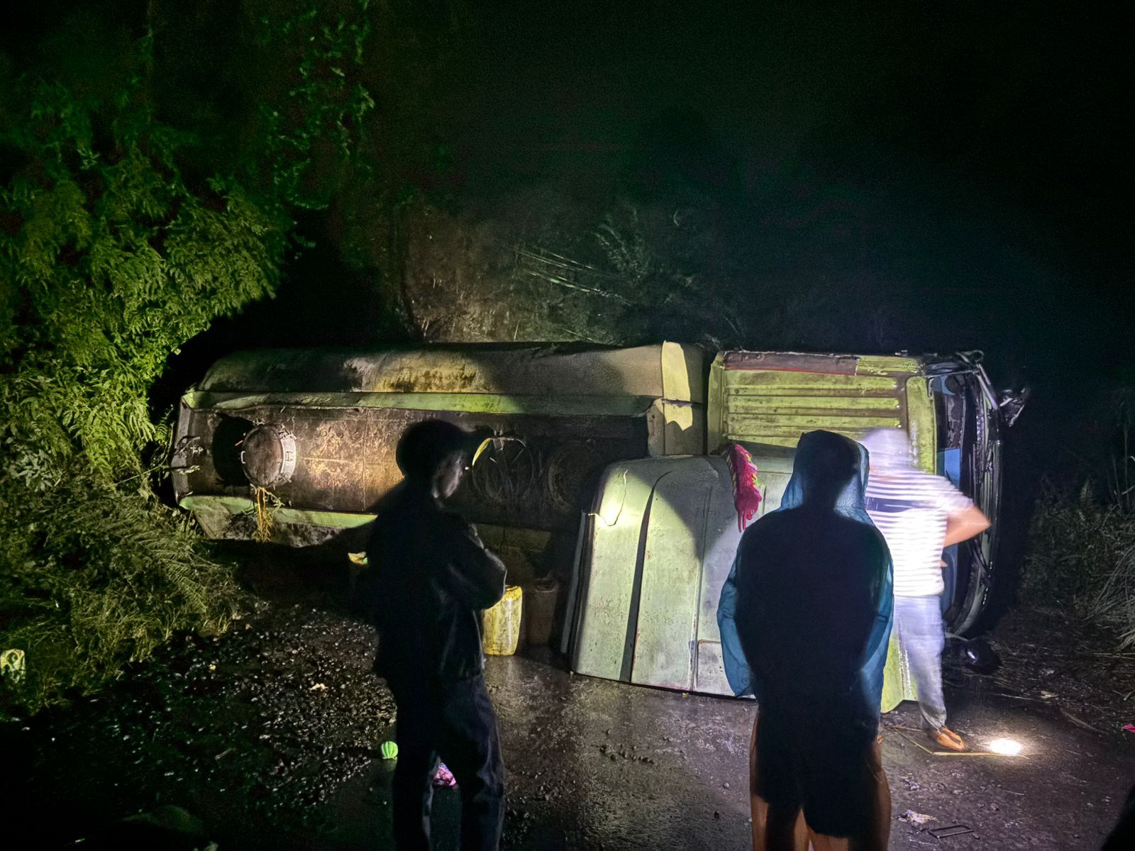 Truk Pengangkut CPO Tergelincir di Jalur Lais–Arga Makmur, Lalu Lintas Lumpuh Total