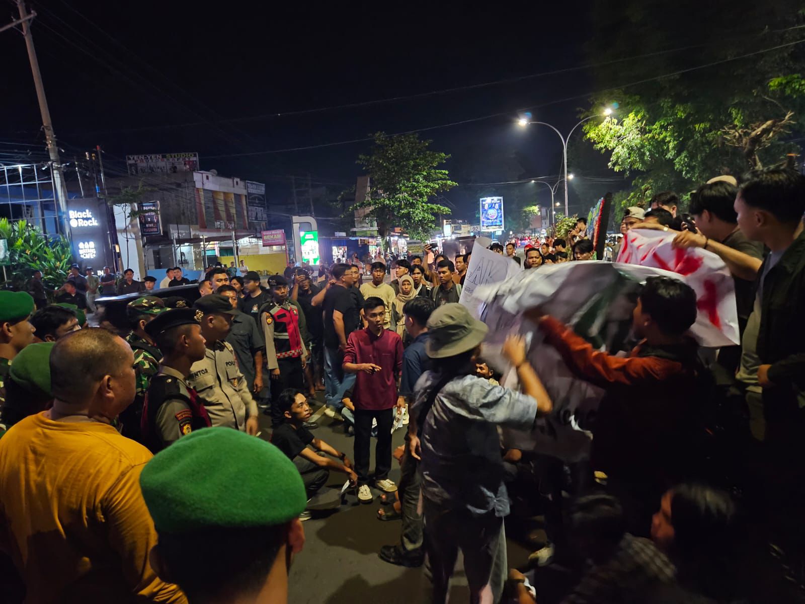 Penyambutan Wakil Presiden (RI 2) di Bengkulu Berujung Represi: Aparat Benturkan Diri dengan Massa Aksi