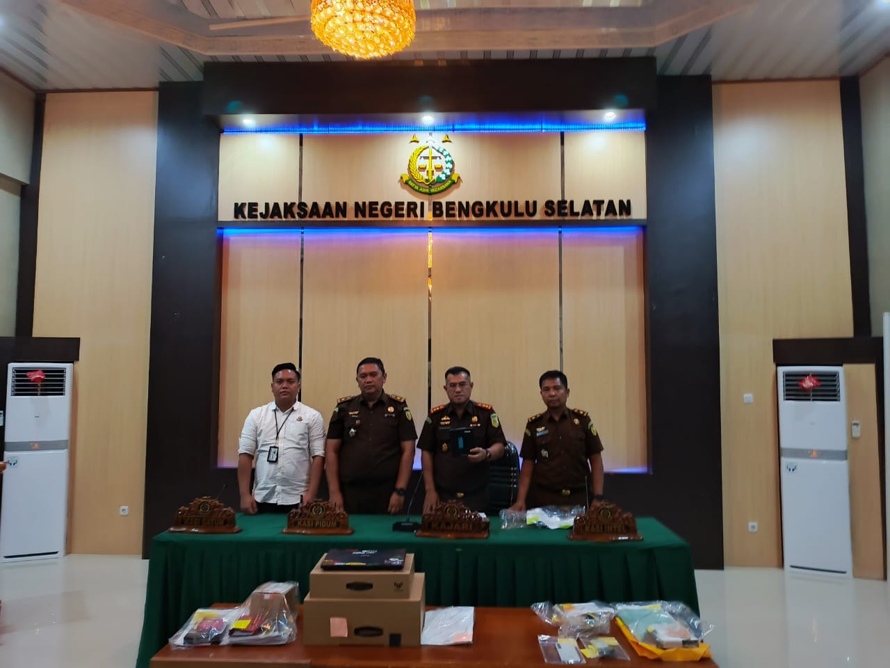 Kejari Bengkulu Selatan Membawa Barang Bukti Dari Rumah Pejabat KPU Dalam Proses Penyidikan