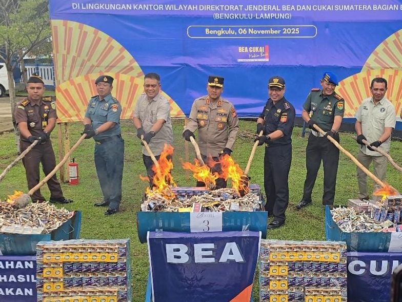Sinergi Bea Cukai dan BINDA Bengkulu Musnahkan Rokok Ilegal dan MMEA Senilai Rp 5,5 Miliar