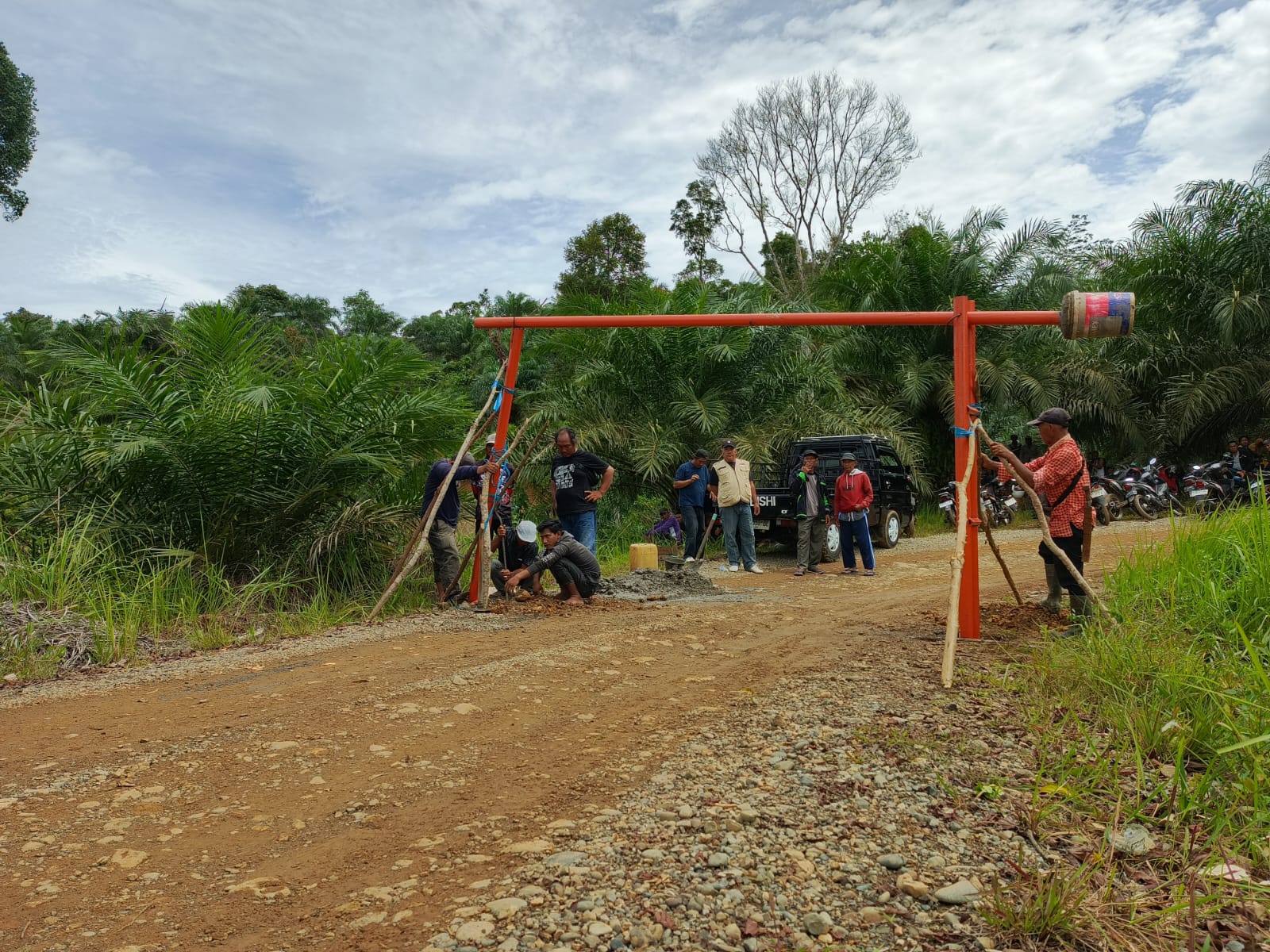 Masyarakat Blokir Jalan Akses PT Jatropha Solution di Desa Tanjung Aur