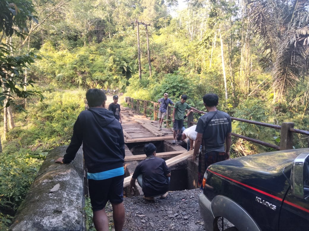 Dua Jembatan Akses Utama Desa Cawang Rusak, Warga Harap Segera Ada Perbaikan
